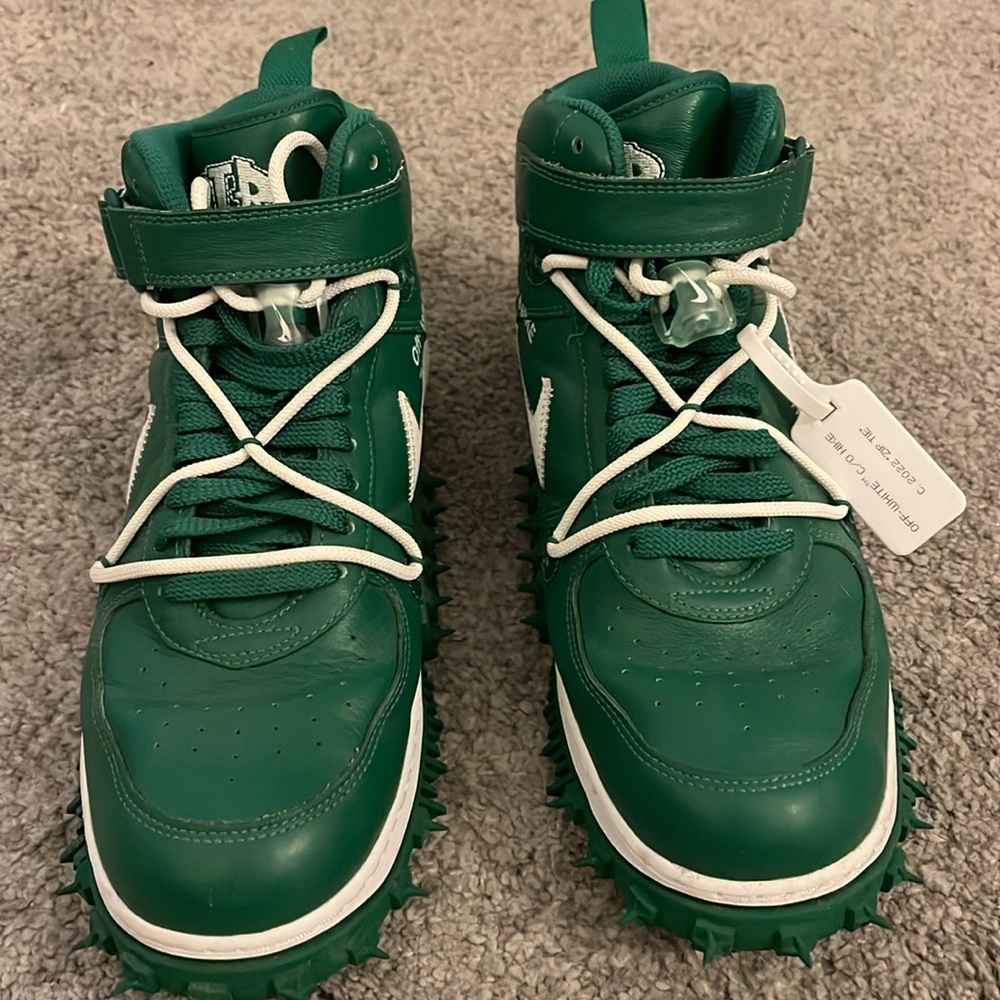 GREEN OFFWHITE AIRFORCES (SPIKES)